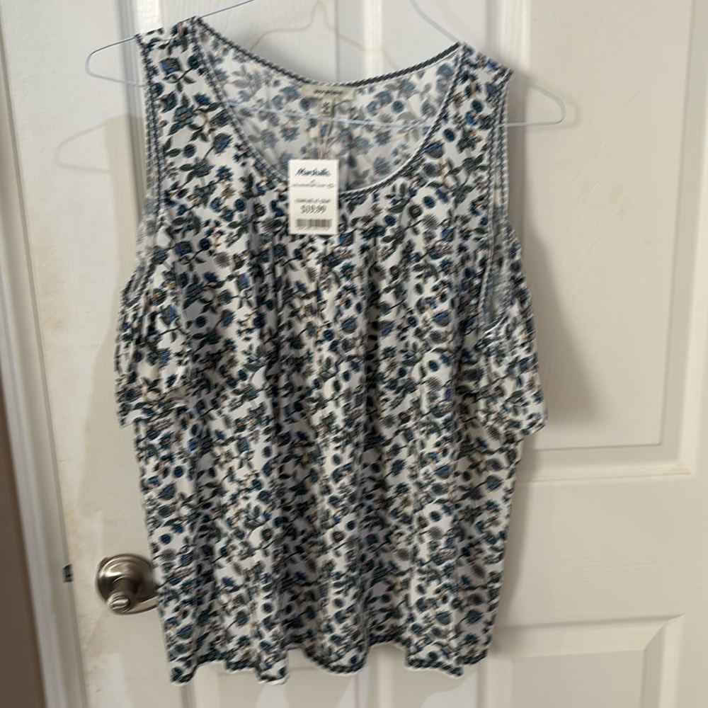 Size medium max studio cold shoulder, spring top floral detail new with tags